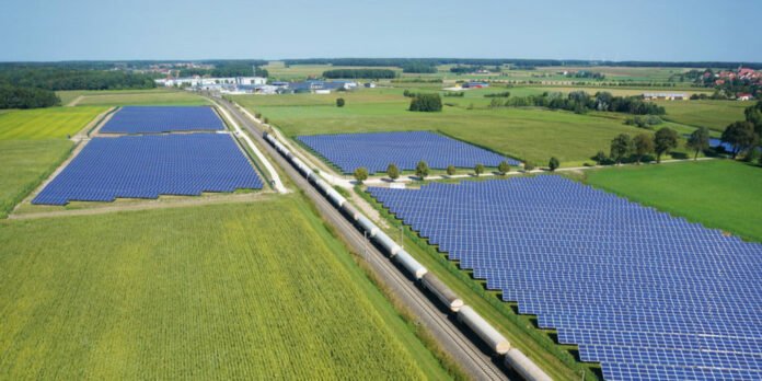 Naturstrom_Solarparks_Windkraft_am_Horizont_Schienenweg-1024x512jpg
