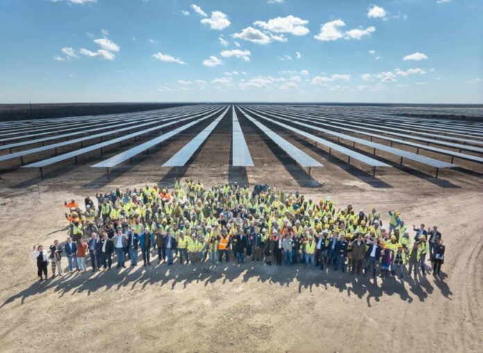 Group-Photo-with-Solar-Workers_1-1536x1122-1-1200x877jpg